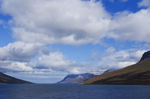 Le paisible fjord Mjoifjördur