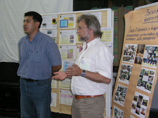 Erwin, the trainer and moderator guides through the learning process of a regional training on biosphere reserve planning, Central Asia