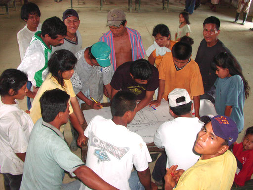 Discussion with villagers to improve agro-forestry in a biosphere reserve, Ecuador, 2001
