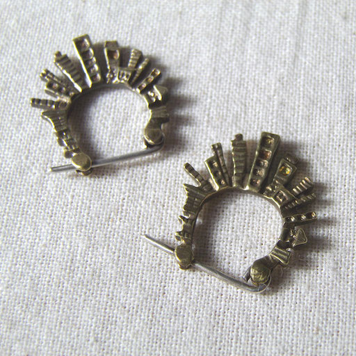 監　ビル街　ピアス