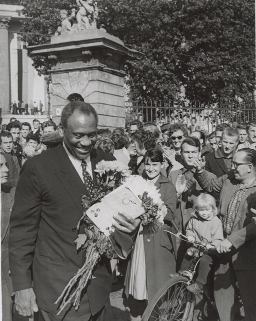 Vor der Humboldt-Universität nach der Verleihung der Ehrendoktorwürde, Berlin 1960