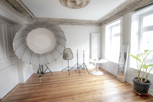 Fotoatelier Steindamm 21/ Shooting und Video – Location / Workshops / Seminare / Kreativfläche Du suchst die perfekte Fläche für dein Projekt im edlem Altbauflair?   Herzlich Willkommen in unserem „Studio Steindamm 21“. Auf insgesamt 165 qm freizügiger Fl