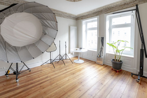 Fotoatelier Steindamm 21 Shooting und Video – Location / Workshops / Seminare / Kreativfläche Du suchst die perfekte Fläche für dein Projekt im edlem Altbauflair?   Herzlich Willkommen in unserem „Studio Steindamm 21“. Auf insgesamt 165 qm freizügiger Flä