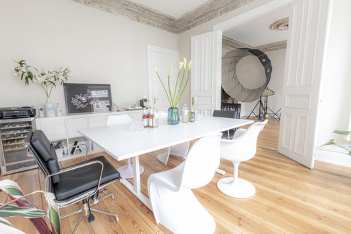 Fotoatelier Steindamm 21/Shooting und Video – Location / Workshops / Seminare / Kreativfläche Du suchst die perfekte Fläche für dein Projekt im edlem Altbauflair?   Herzlich Willkommen in unserem „Studio Steindamm 21“. Auf insgesamt 165 qm freizügiger Flä