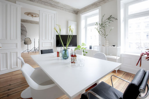 Fotoatelier Steindamm 217 Shooting und Video – Location / Workshops / Seminare / Kreativfläche Du suchst die perfekte Fläche für dein Projekt im edlem Altbauflair?   Herzlich Willkommen in unserem „Studio Steindamm 21“. Auf insgesamt 165 qm freizügiger Fl