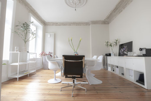 Fotoatelier Steindamm 21 Shooting und Video – Location / Workshops / Seminare / Kreativfläche Du suchst die perfekte Fläche für dein Projekt im edlem Altbauflair?   Herzlich Willkommen in unserem „Studio Steindamm 21“. Auf insgesamt 165 qm freizügiger Flä