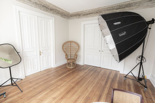 Shooting und Video – Location / Workshops / Seminare / Kreativfläche Du suchst die perfekte Fläche für dein Projekt im edlem Altbauflair?   Herzlich Willkommen in unserem „Studio Steindamm 21“. Auf insgesamt 165 qm freizügiger Fläche vermieten wir stunden