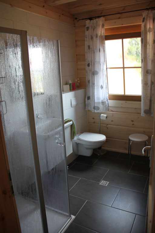 Bad mit Toilette und Dusche