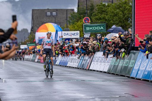Gregor Mühlberger vom spanischen Team Movistar gewinnt das Regenrennen der Deutschland-Tour 2023 in Winterberg