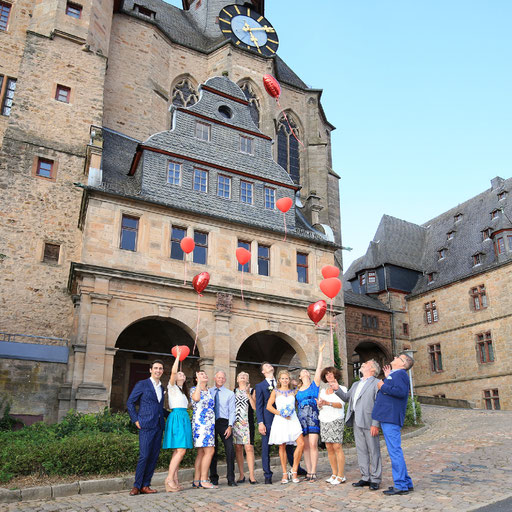Hochzeitsgesellschaft vor dem Marburger Schloss