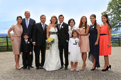 Brautpaar mit Familie