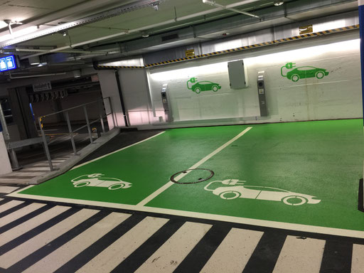 Individuelle Markierung eines Parkfeldes in einem Parkhaus für Elektrofahrzeuge