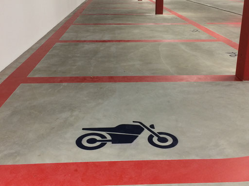 Individuelle Parkplatzmarkierung für Motorräder, Motorfahrräder, Mofas in einen Parkhaus