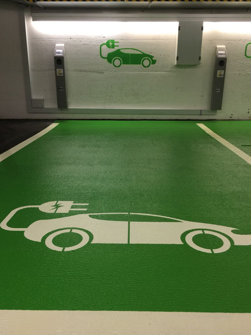 Individuelle Parkplatzmarkierung, spezial Logo, Parkplatz für Elektroauto in einem Parkhaus