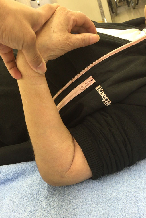 肘の施術中　曲がらない関節も医学的根拠に基づいてアプローチします