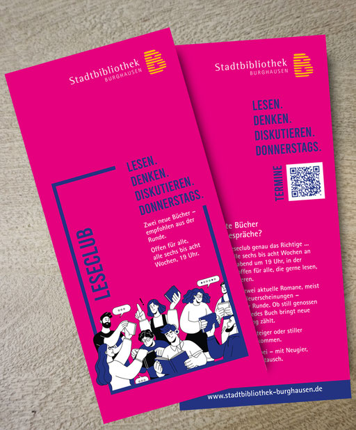 Flyer, Stadtbücherei Burghausen, 2026, Gruppe Menschen dikutiert über Bücher