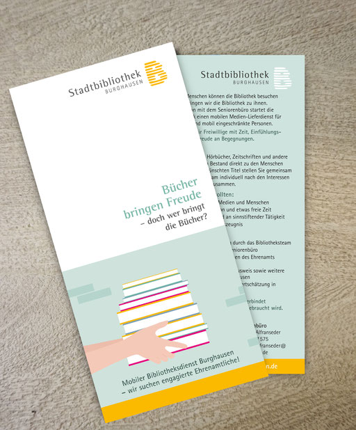 Flyer "Bücher bringen Freude" für die Stadtbibliothek Burghausen, August 2025