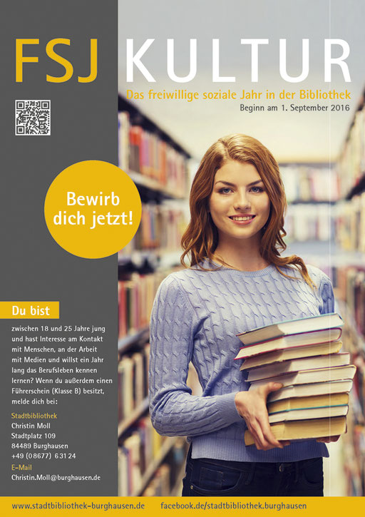Frau trägt einen Stapel Bücher
