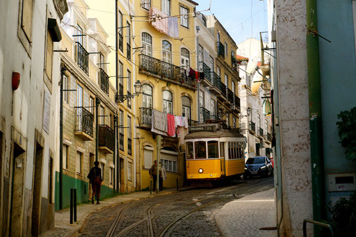 Die Tram 28 fährt durch Alfama