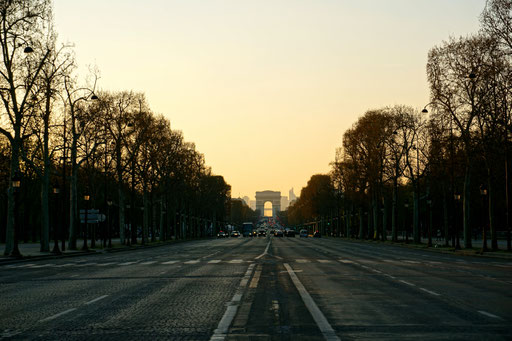 Die berühmte Champs Élysées - 1,9 km lang und 70 m breit