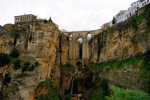 Wunderschöne alte Brücke in Ronda