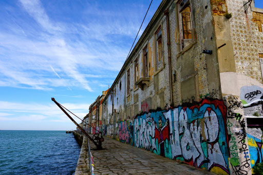 Coole Graffitis an der der Küste von Alfama.
