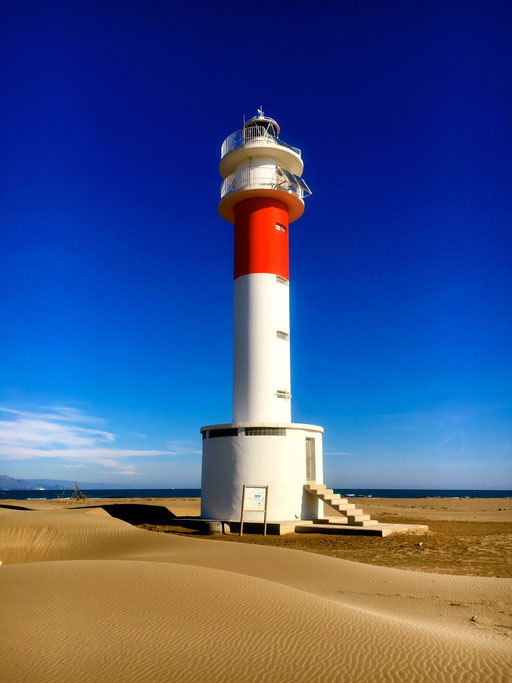 einsamer Leuchtturm Im Delta am Ende einer wüstenähnlichen Halbinsel Ebre