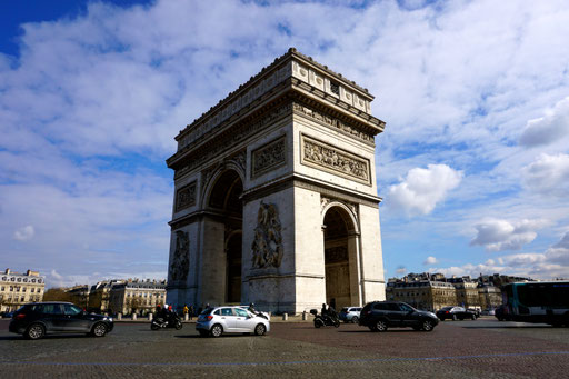 Unglaublich der Verkehr am Arc de Triumph