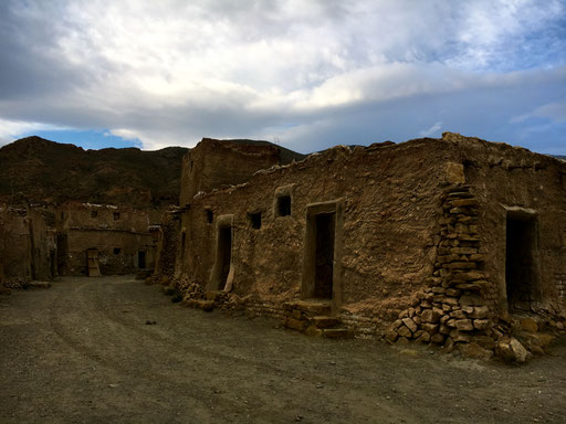 aus Sperrholz und Pappmasche ist und auf Metallstützen steht