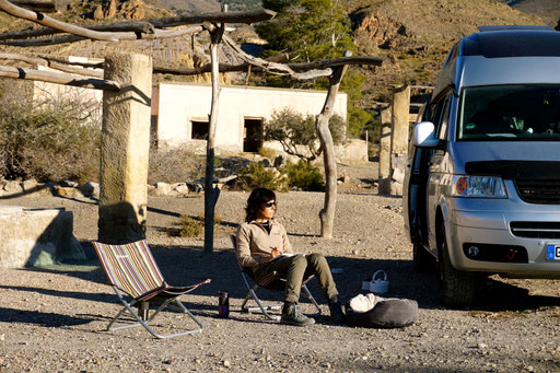 Claudi geniesst die Ruhe an unserem Traum Stellplatz 