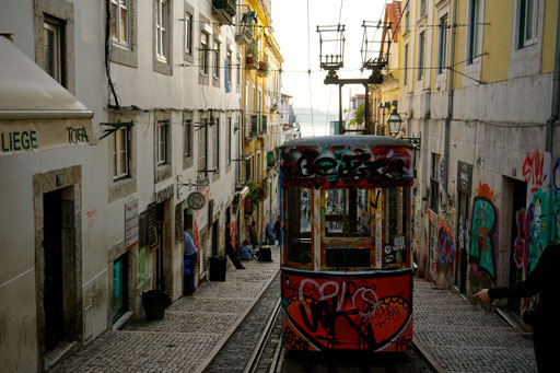 mit der Standseilbahn geht es hoch in den Stadtteil Bairo Alto/ Lissabon