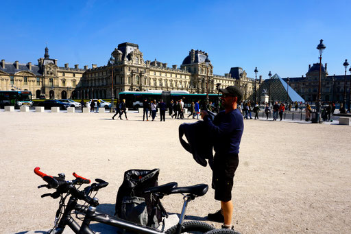 vor dem Louvre