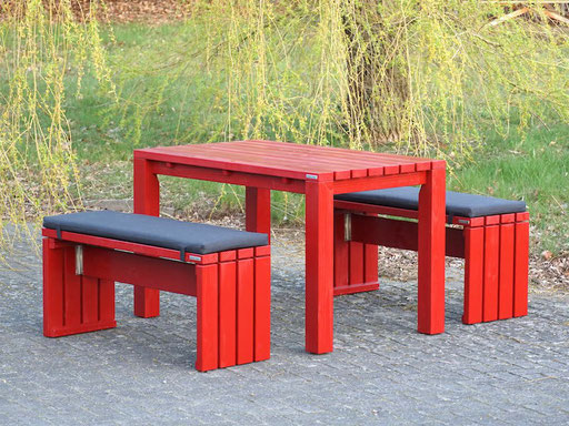 Kleines Gartenmöbel Set aus wetterfestem Holz, Oberfläche: Nordisch Rot / Alternative zur klassischen Bierzeltgarnitur