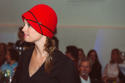 millinerycouture Anja Kaninck / Rotary Club · Modenshow / Damenhut · roter Hut · Kappe / Damenmode 20er / Lackleder / knallrot / Hamburg