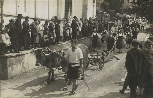 Umzug am Innerschweizerisches Schwing- und Älplerfest in Sachseln. 1926.  Inv. Nr. Ga 0258 a.