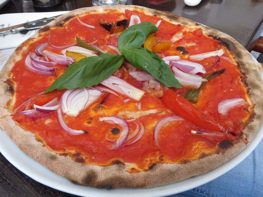 Pizza individuell à la Stephanie, mit roter Paprika und roten Zwiebeln, auch ohne Käse lecker
