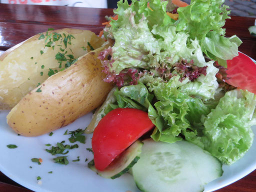 Ofenkartoffel mit Tomatensoße im separaten Kännchen (nicht im Bild) und Salat dazu