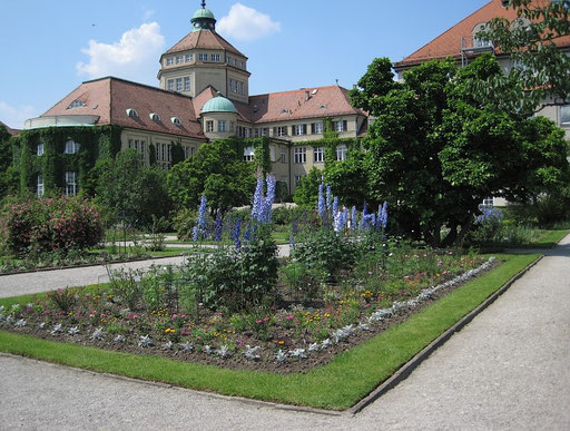 Botanisches Institut mit Schmuckhof