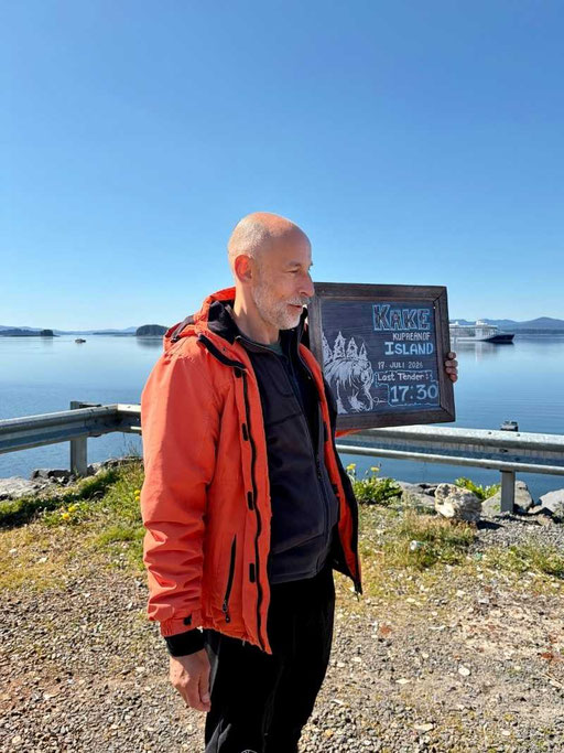 Ein Tourguide von Hapag-Lloyd Cruises auf Kake auf Kupreanof Island in Alaska