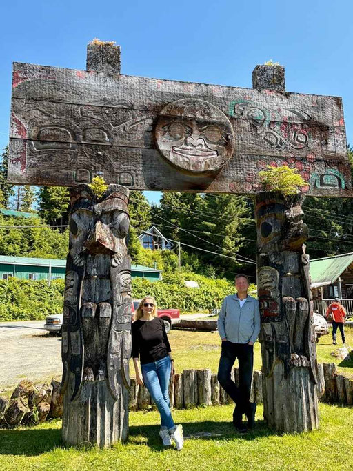 Ein Totempfahl mit Anne Fischer von Emocean Cruises auf Kake auf Kupreanof Island in Alaska