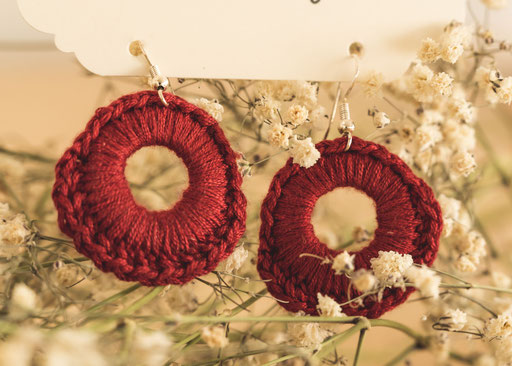 Ohrschmuck handgefertigt in der Farbe bordeaux