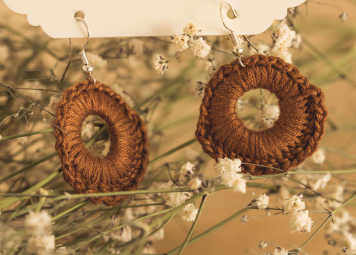 Ohrschmuck handgefertigt in der Farbe zimt