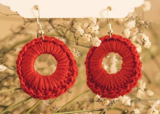 Ohrschmuck handgefertigt in der Farbe ziegelrot