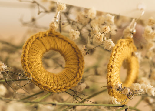 Ohrschmuck handgefertigt in der Farbe curry