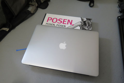 MacBook Pro und Buch "Posen" (sollten mal die Ideen ausgehen)