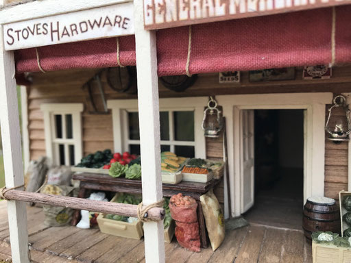 Le magasin de Loren, "Bray's Mercantile". Pommes de terreau au sac