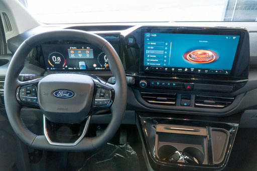 Modernes Cockpit des Ford V710