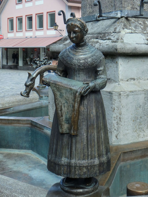 Bild: Die Figur steht für den tradtitionellen Immenstädter Gewerbezweig: Die Weberin mit dem Leinwandballen für das Gewerbe.