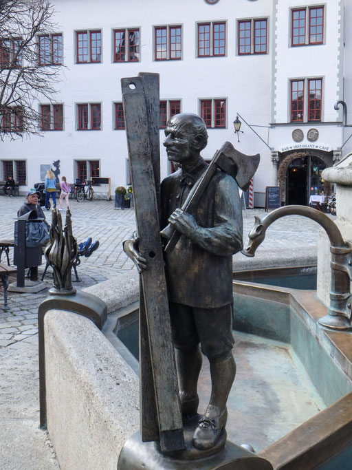 Bild: Die Brunnenfigur Brunnens schuf 1988 der Künstler Bonifatius Stirnberg/Aachen im Auftrag der Stadt. Die Figur steht für den tradtitionellen Immenstädter Gewerbezweig: der Zimmermann für das Handwerk