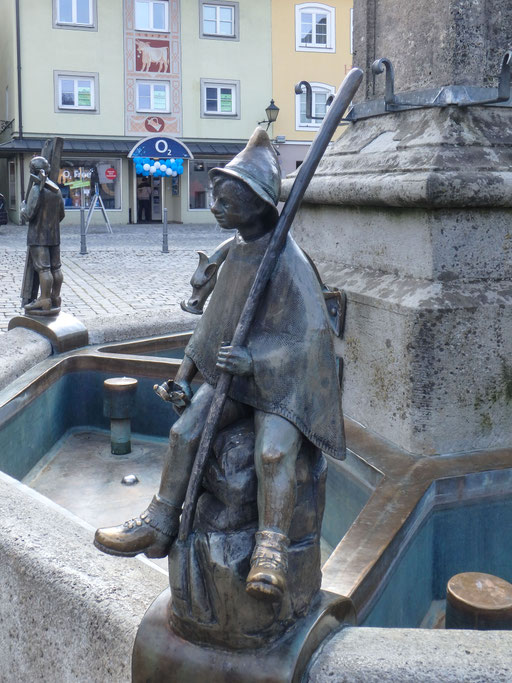 Bild: Die Brunnenfigur schuf 1988 der Künstler Bonifatius Stirnberg/Aachen im Auftrag der Stadt. Die Figur steht für den tradtitionellen Immenstädter Gewerbezweig: der Hütebub für die Alp- und Landwirtschaft